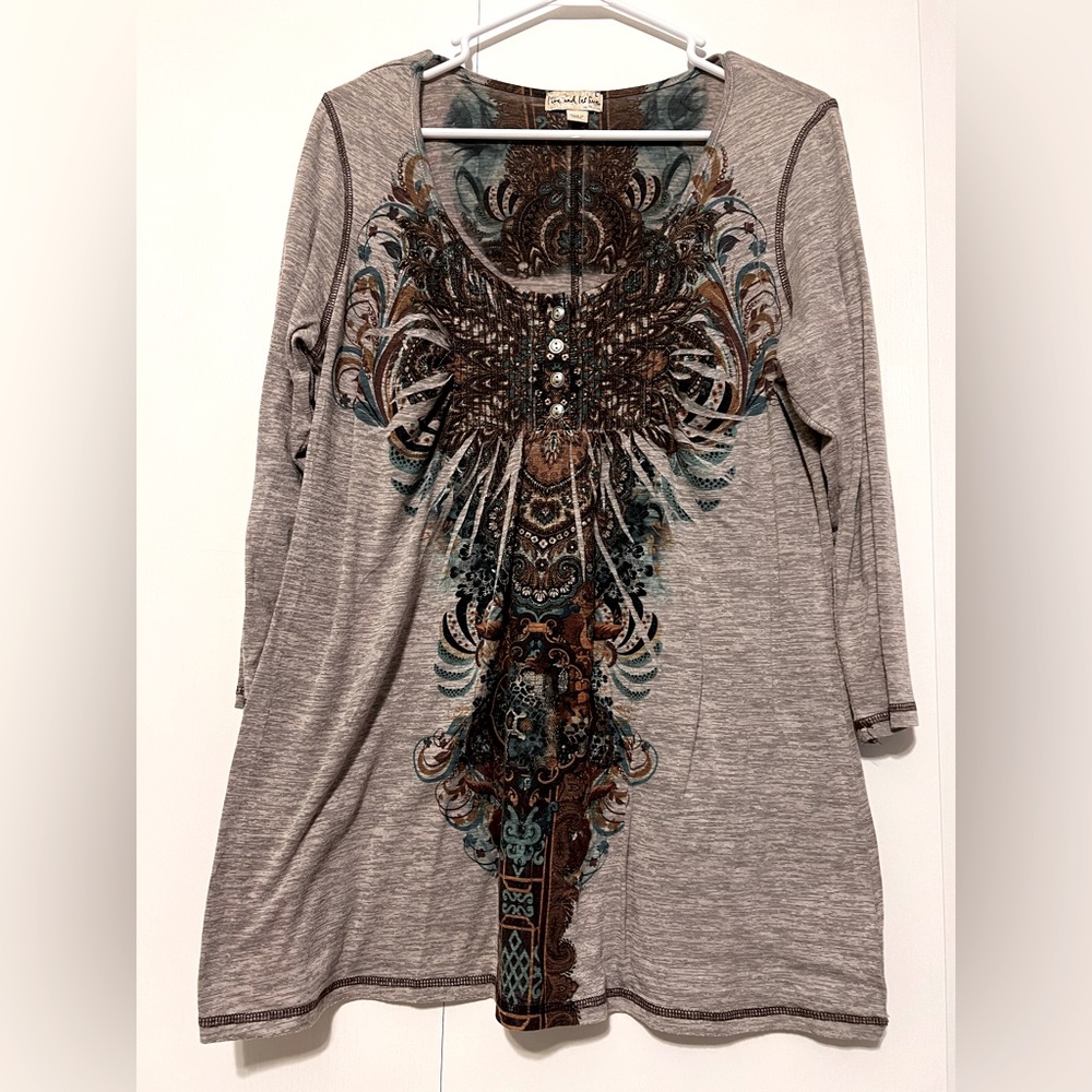 Grey 3/4 sleeve shirt with neat design. Pleated front shapes the shirt perfectly